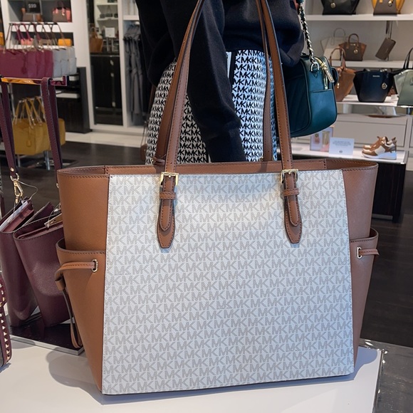 MICHAEL KORS GILLY LARGE DRAWSTRING TRAVEL SHOULDER TOTE SIGNATURE 
VANILLA 
NWT - Picture 10 of 16